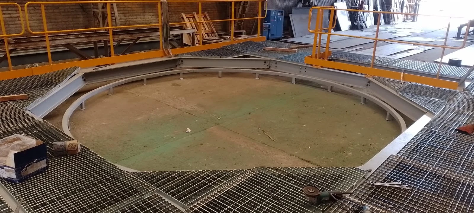 Instalación industrial y plataformas