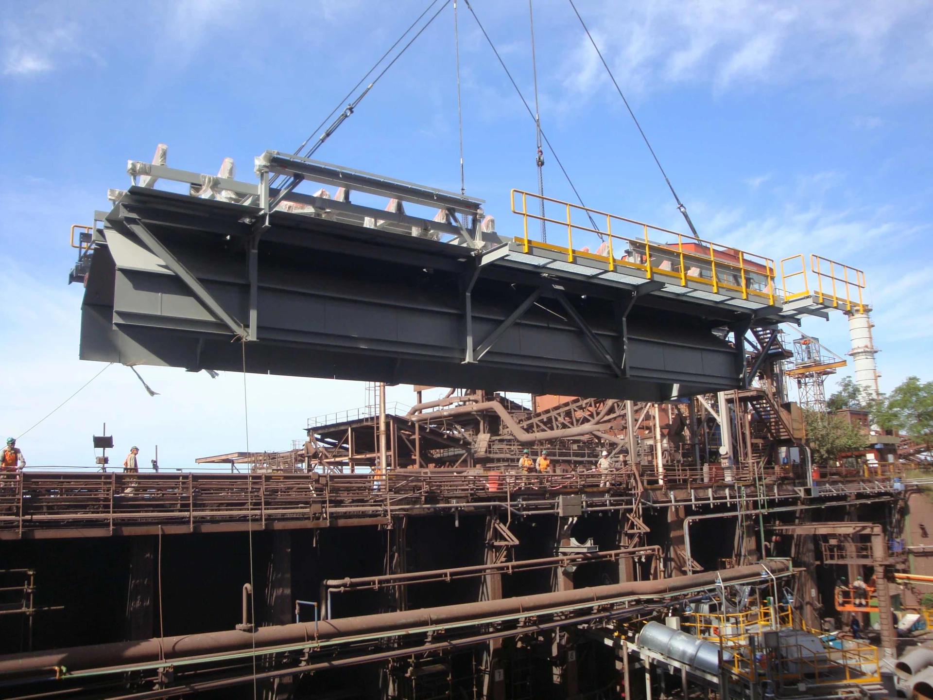 Montaje de estructura en planta industrial